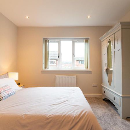 Beautiful 6 Bedroom Holiday Home, Manchester Wythenshawe Bagian luar foto