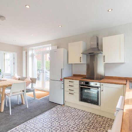 Beautiful 6 Bedroom Holiday Home, Manchester Wythenshawe Bagian luar foto