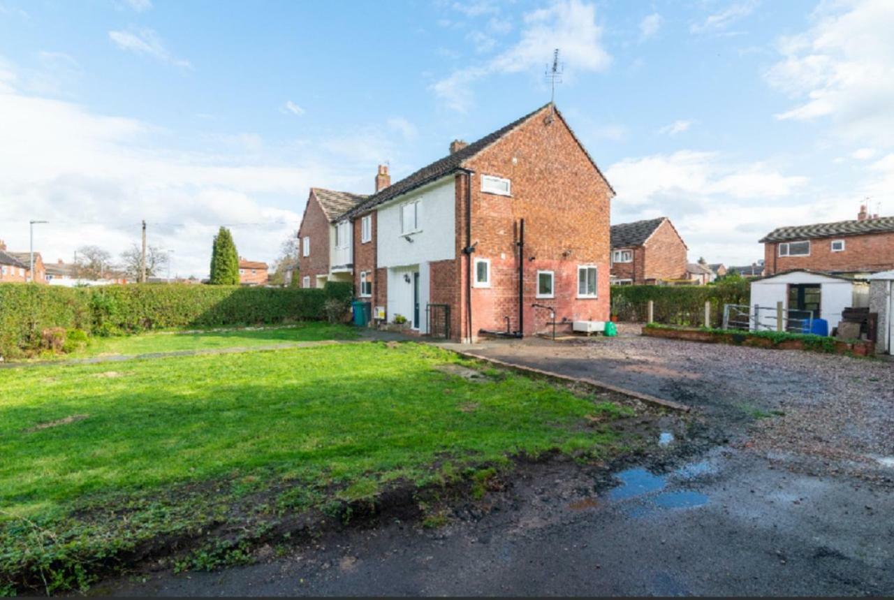 Beautiful 6 Bedroom Holiday Home, Manchester Wythenshawe Bagian luar foto
