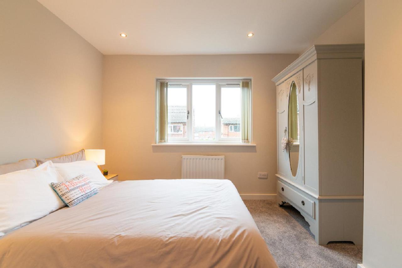 Beautiful 6 Bedroom Holiday Home, Manchester Wythenshawe Bagian luar foto