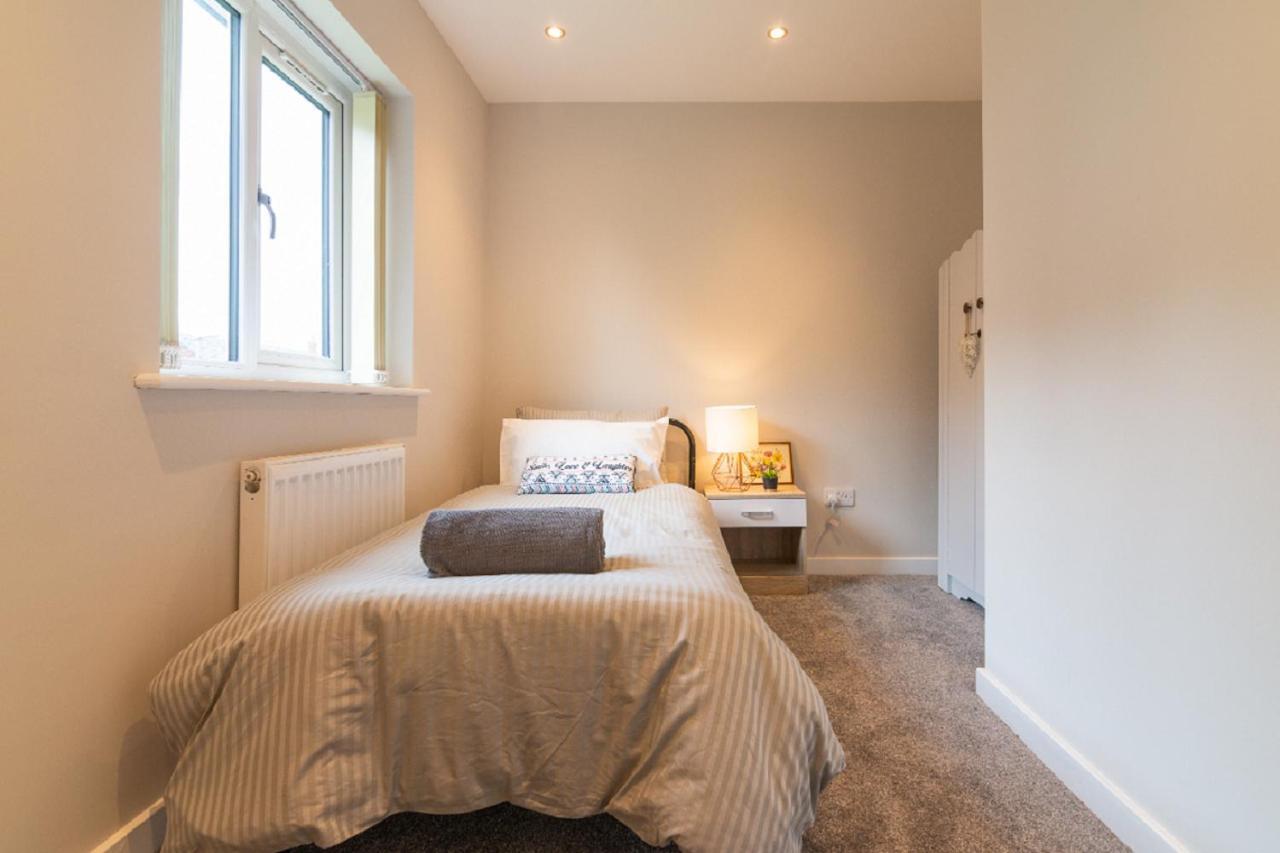 Beautiful 6 Bedroom Holiday Home, Manchester Wythenshawe Bagian luar foto