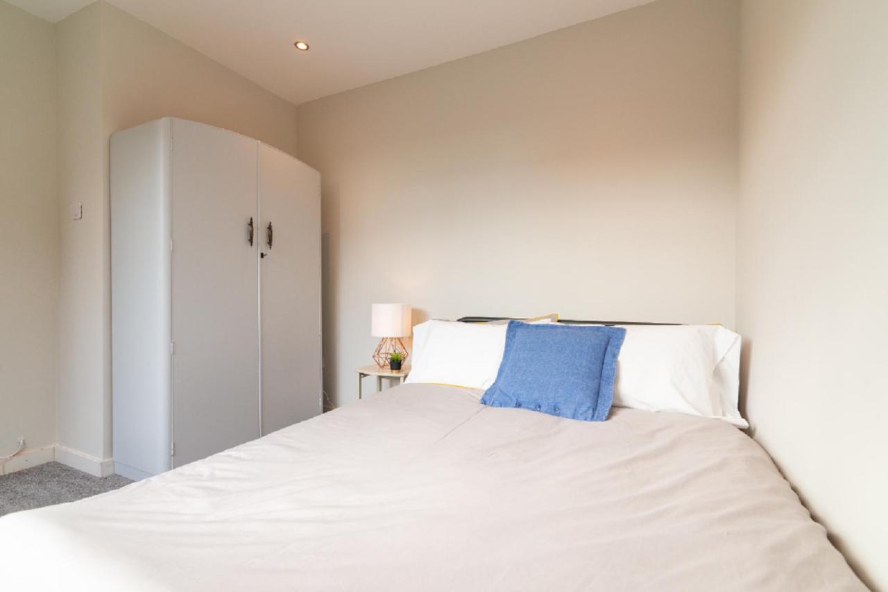Beautiful 6 Bedroom Holiday Home, Manchester Wythenshawe Bagian luar foto