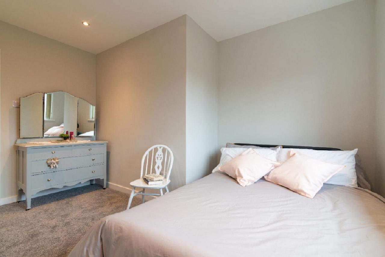 Beautiful 6 Bedroom Holiday Home, Manchester Wythenshawe Bagian luar foto